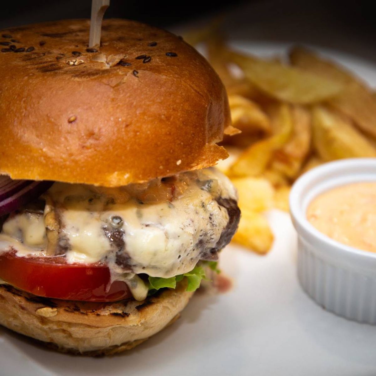 Blue Burger Black Angus cu cartofi prajiti
